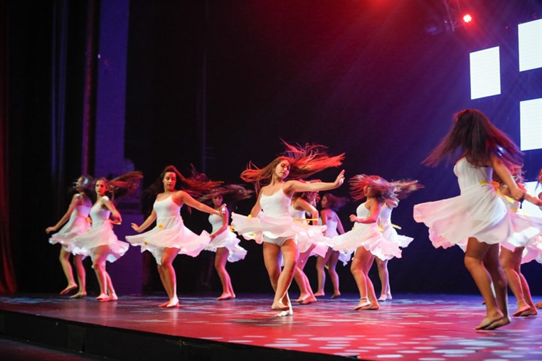 Tribe Dance Hold Your Dream 